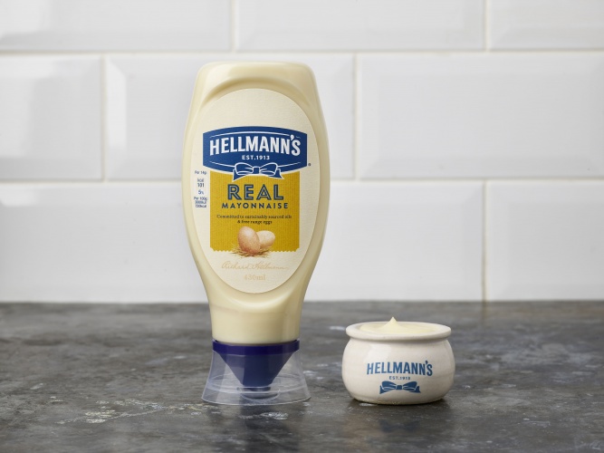 Hellmann 的品牌包裝設(shè)計，藍(lán)絲帶標(biāo)志，手繪字體
